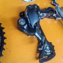 Load image into Gallery viewer, Shimano Sora Groupset with Disc brake caliper (flatmount) / FSA Vero Crankset with BB (2nd Hand)