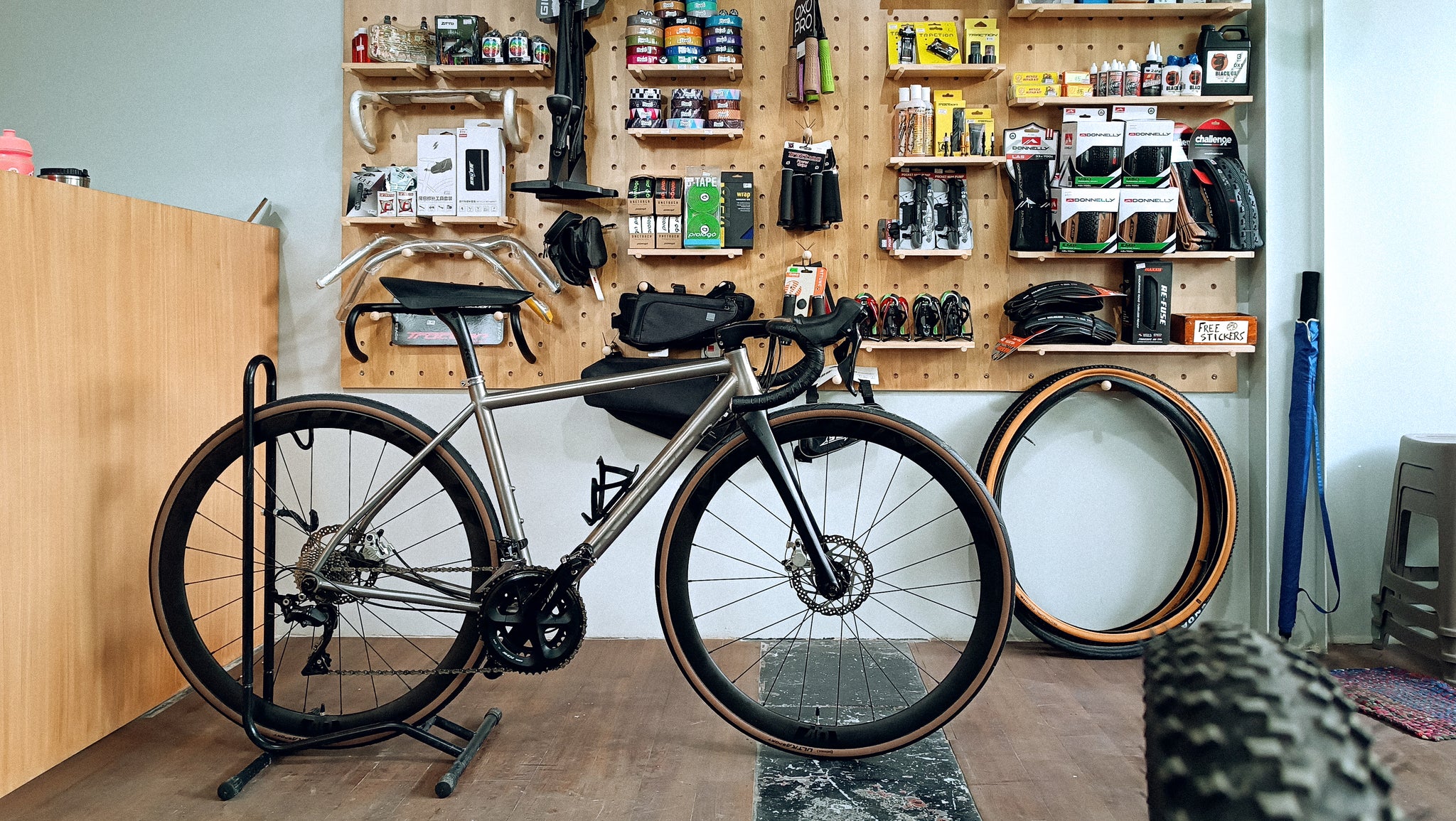kespor gravel bike Opal Lite Titanium Upgraded size 47 (2nd Hand) – Villain Cycles PH USMNT Color:Multicam -  External Frame Capable 1000D Cordura Victoria ETREKKING 12.6 -
