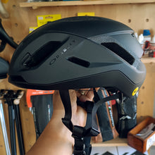 Load image into Gallery viewer, Oakley Aro5 Race MIPS helmet (BNEW - 2nd hand)
