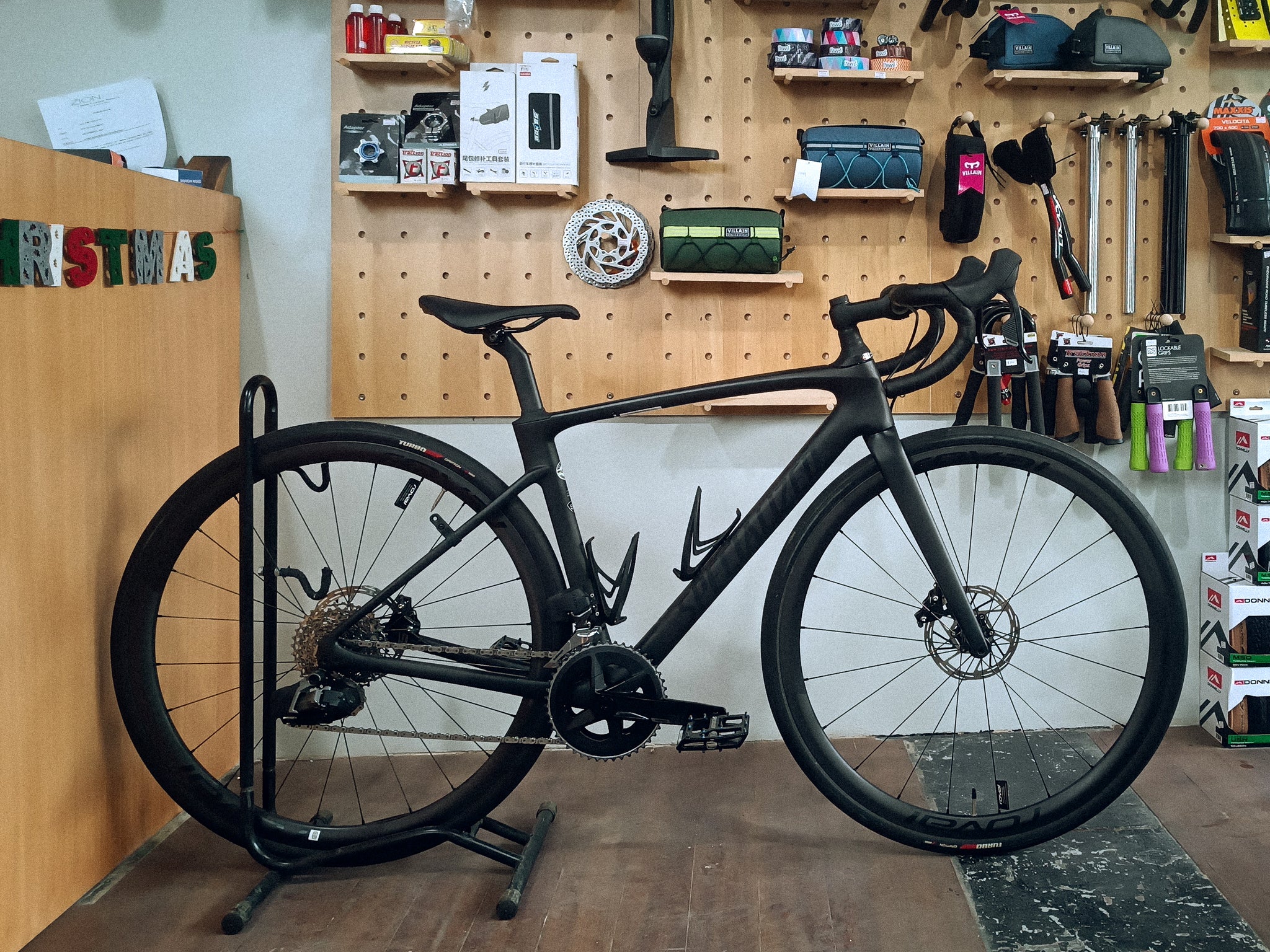 Specialized Roubaix Comp SRAM Rival eTap AXS w/ Roval Alpinist